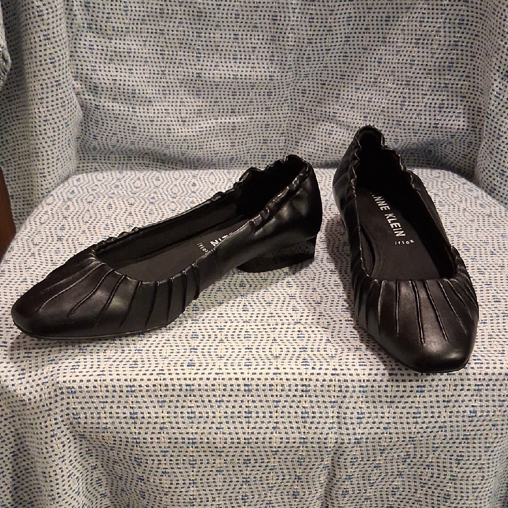 Anne Klein Crystell AKCrystell Black Pleated Flats Size 8 iflex NWOT